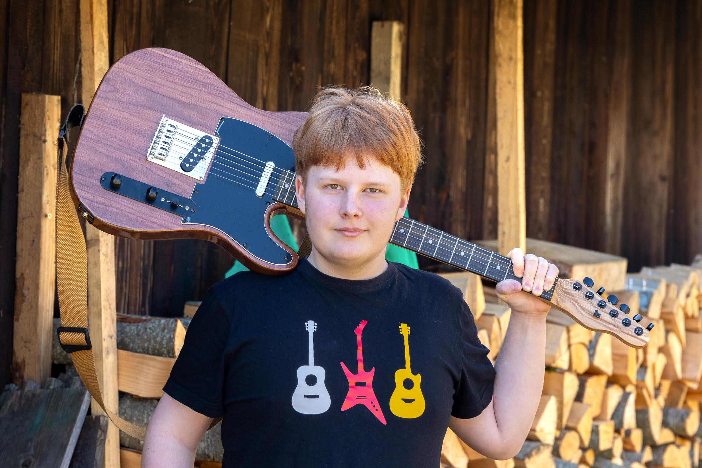 Vastseliina gümnaasiumi 8. klassi õpilane Jaagup Ots (pildil) rakendas julge pealehakkamise ja muusikalise huvi ning ehitas loovtöö käigus enda isikliku elektrikitarri Telecaster. Foto: AIGAR NAGEL